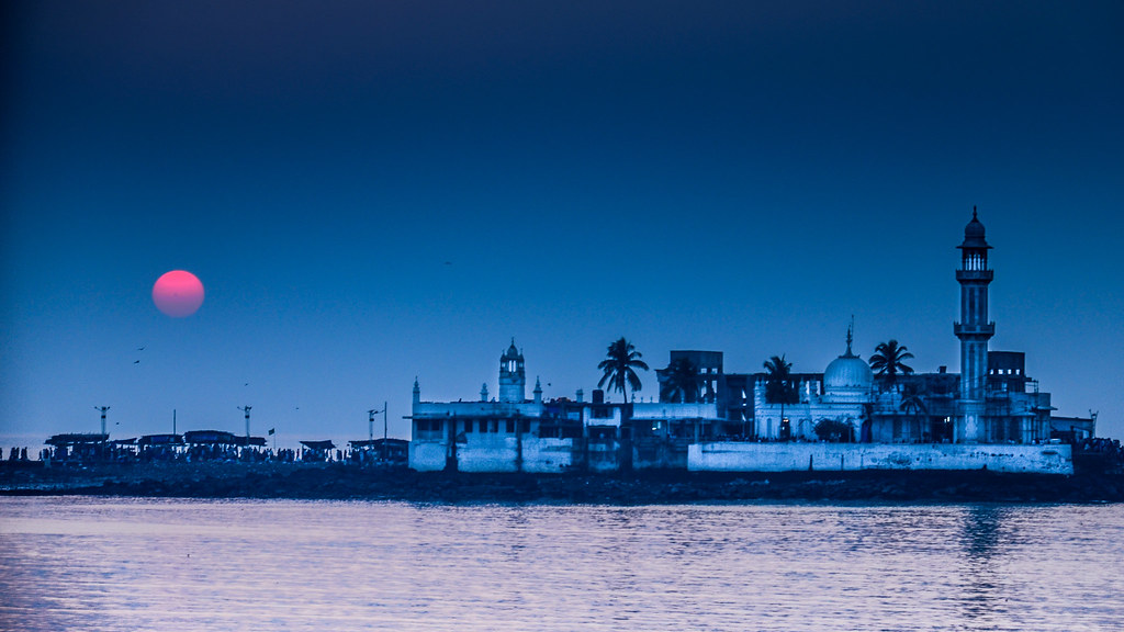 Haji Ali Dargah Places to visit in Mumbai in Hindi 