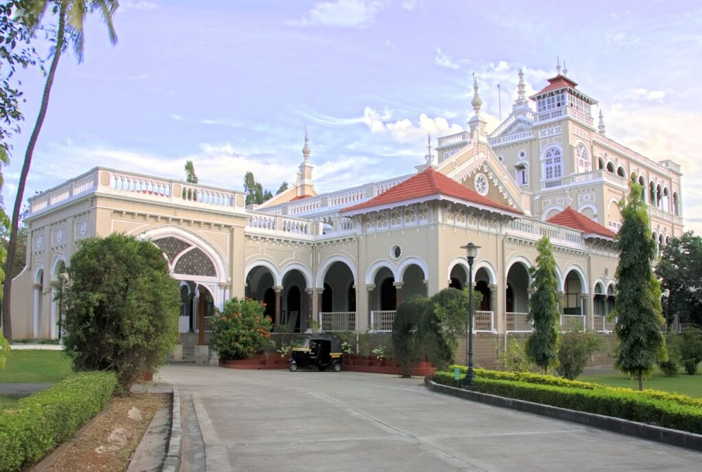 Aaga Khan Palace Pune Ka Pramukh Paryatan Sthal In Hindi