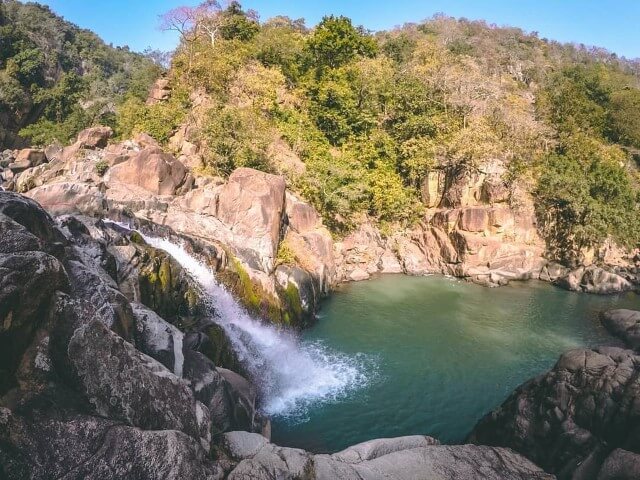 Burha Ghagh Waterfall - 143 मीटर (469 फीट) ऊँचा यह झरना भारत का 21वा सबसे ऊँचा झरना है। हरे भरे जंगलो और खूबसूरत पहाड़ो से घिरा यह झरना कोयल नदी की सहायक बूढ़ा नदी में स्थित है।