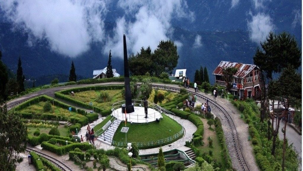 Batasia Loop Information in Hindi | Best Tourist Places In Darjeeling In Hindi