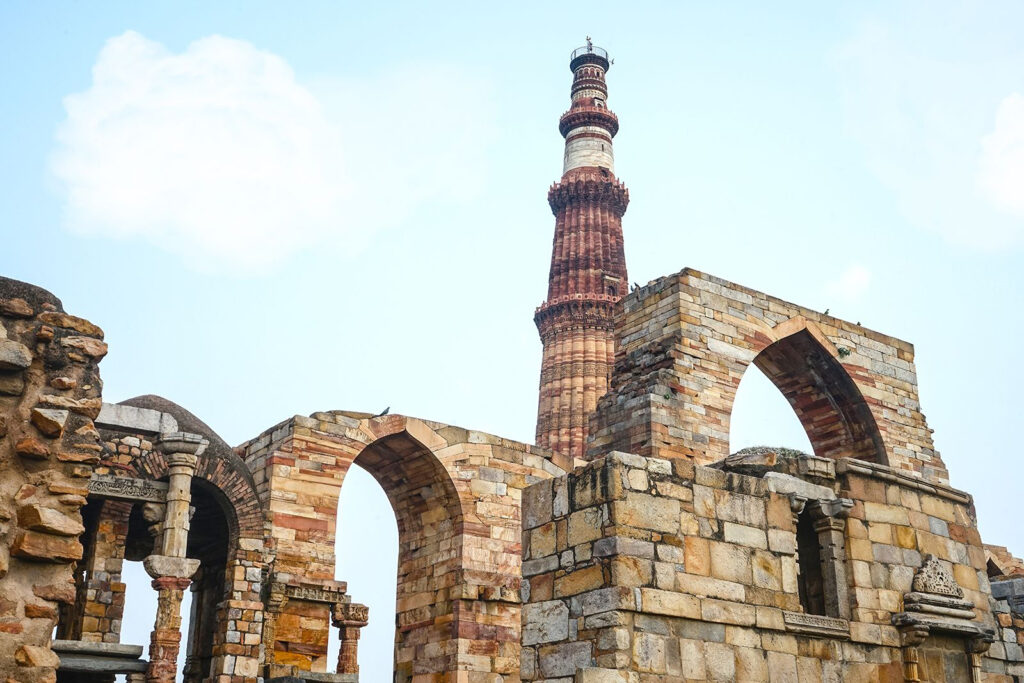 Qutub Minar in Hindi | historical building of india | क़ुतुब मीनार की कंट्रोवर्सी